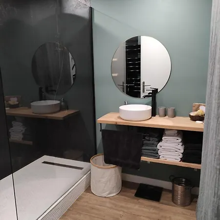 65m2 Proche Centre Ville, Parking Apartment