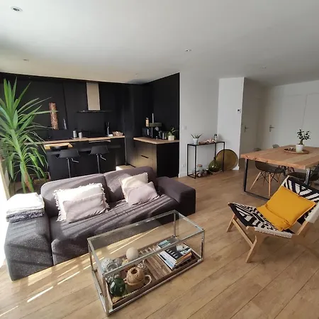 65m2 Proche Centre Ville, Parking Apartment