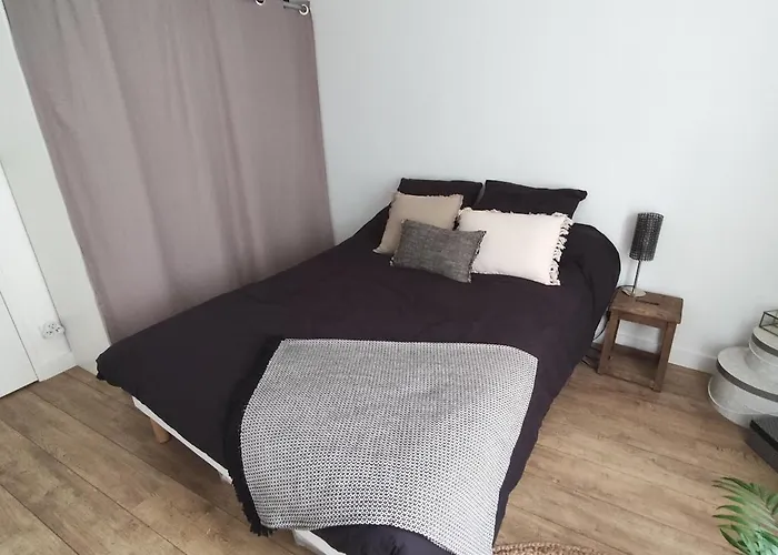 65m2 Proche Centre Ville, Parking Apartment