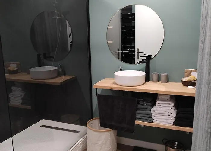 65m2 Proche Centre Ville, Parking Apartman